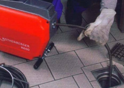 专业机器疏通下水道