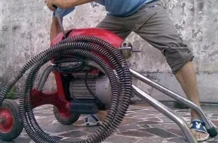 专业机器疏通下水道