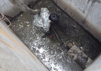 专业机器清理化粪池