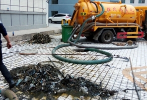 专业机器清理化粪池