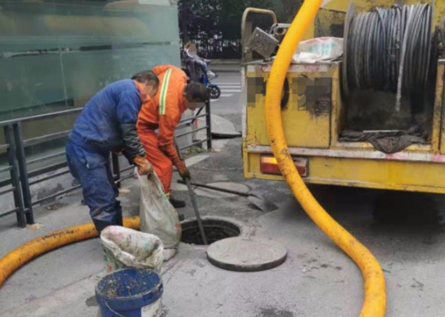 专业机器疏通下水道